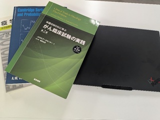 石川 裕也さんが研究や業務で使用するパソコンと参考書籍